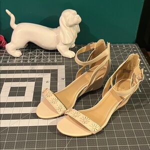 Y2K size 10 Me Too Beige Floral Wedges